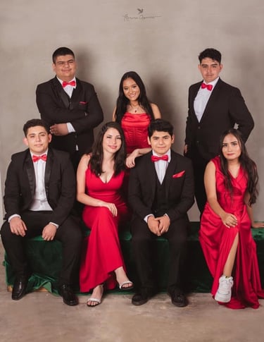 un grupo de niñas y niños adolescentes celebrando la graduación de la preparatoria