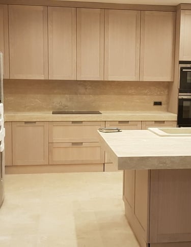 Trawertyn do kuchni jasny kremowy Bianco kamień naturalny