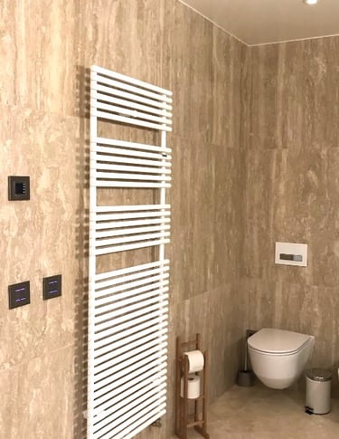 Trawertyn do łazienki brąz ciemny włoski kamień naturalny