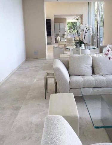 Trawertyn do salonu jasny szary kamień naturalny włoski