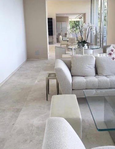 Trawertyn do salonu jasny szary kamień naturalny włoski