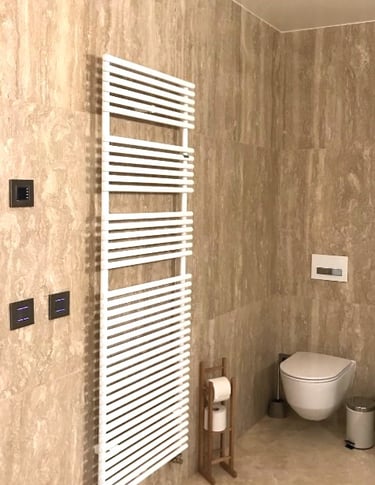 Trawertyn do łazienki brąz ciemny włoski kamień naturalny