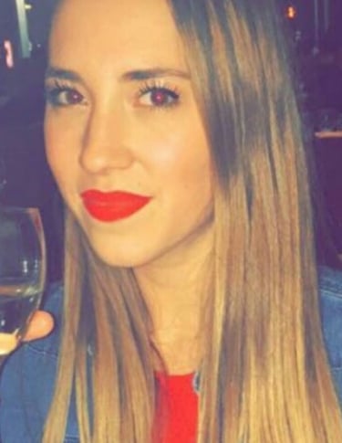 femme rouge à lèvre très rouge