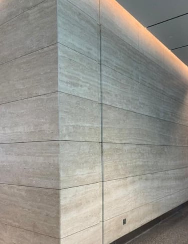 Trawertyn na ścianę klasyczny brąz włoski kamień naturalny