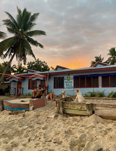 El hostel de Mana island al atardecer 