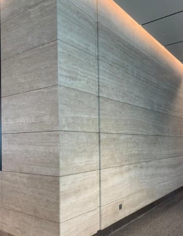 Trawertyn na ścianę klasyczny brąz włoski kamień naturalny