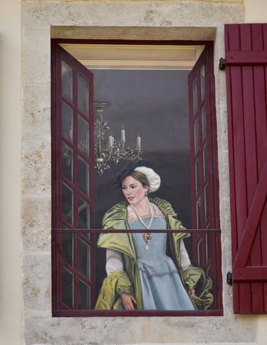 Fenêtre ouverte en trompe-l'oeil sur une façade, une femme en costume d'époque, un lustre.