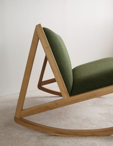 profil du rocking-chair présente une structure aérienne et minimaliste