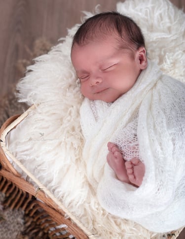 un bebé recién nacido dormido en una cobija de lana