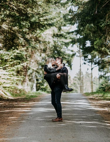 un couple s'embrasse dans la forêt vosgienne