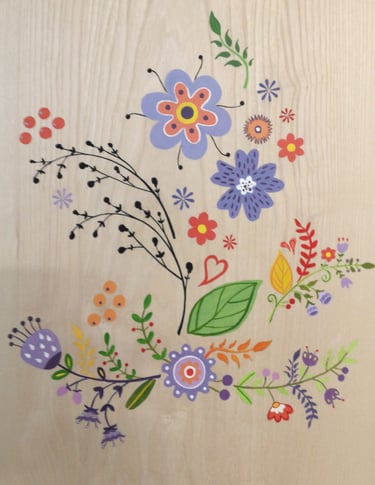 Détails de motifs décoratifs floraux peints sur des portes en bois massif.