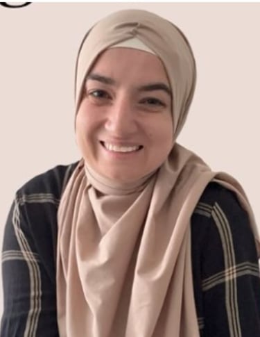 Eine lächelnde Frau mit einem Hijab
