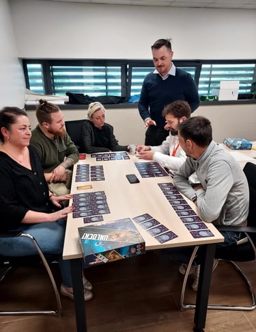 Animation de jeu de société pour adultes pendant un moment de cohésion pro en entreprise