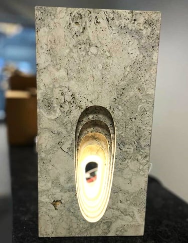 Lampa z trawertynu szarego, włoski kamień naturalny