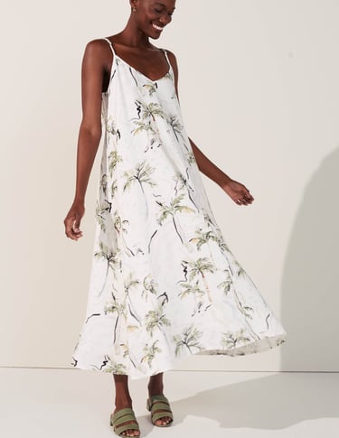 Vestido longo com estampa tropical orgânica com coqueiros, pássaros e mar