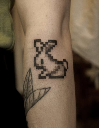 tattoo d'une lapin en pixel sur l'avant bras d'une cliente de minuit tattoo