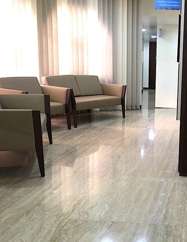 Trawertyn w salonie, podłoga z klasycznego trawertynu włoskiego