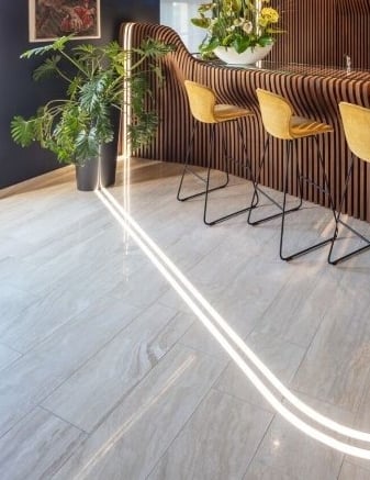 Trawertyn na podłoge Bianco jasny włoski kamień naturalny