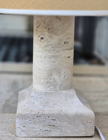 Lampa z trawertynu włoskiego jasnego, kamienna luksusowa lampa