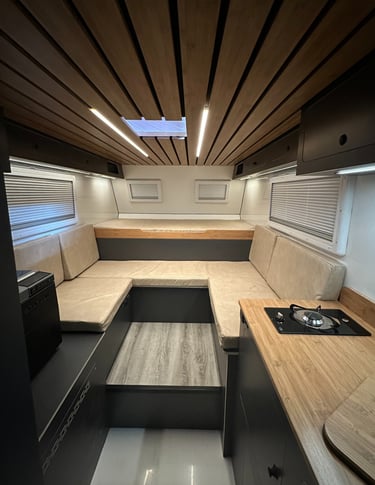 interior de una célula camper con acabados de alta gama