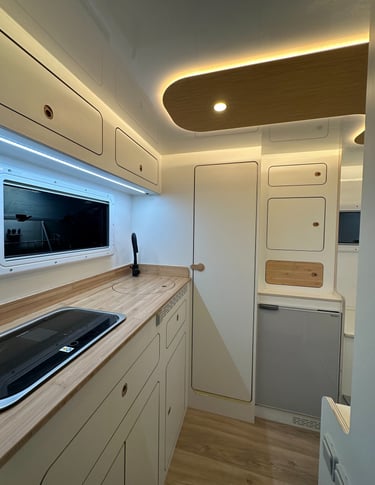 interior de una célula camper con acabados de alta gama