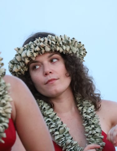 Marion, responsable communication et réseaux sociaux. Créatrice de fleurs faites à la main