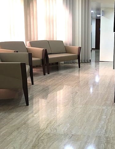 Trawertyn w salonie, podłoga z klasycznego trawertynu włoskiego