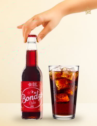 Eine Person, die eine Flasche Bondzo Cola vor einem Glas Bondzo Cola hält.