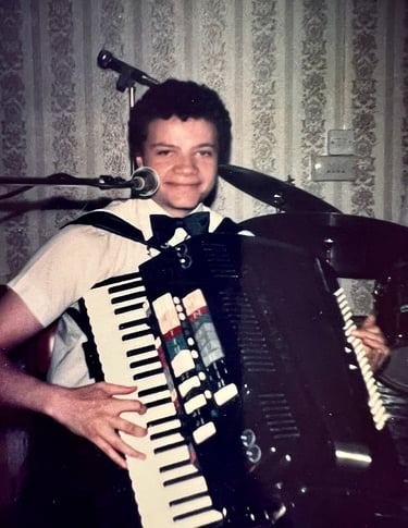 Jon Yon playing his Farfisa electronic accordion on stage