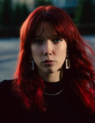 Taiteellinen ja värikäs muotokuva artistista sosiaalista mediaa varten