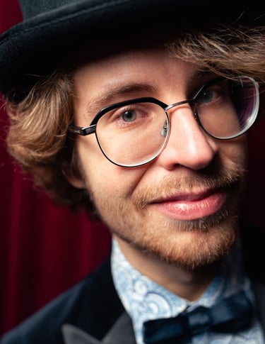 Taiteellinen muotokuva taikurista, joka katsoo kameraan