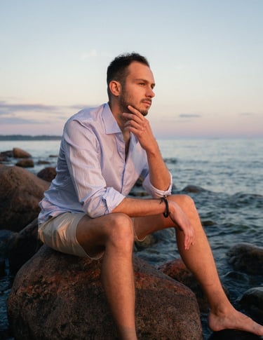 Rento henkilökuva nuoresta miehestä meren rannalla, valokuvannut Andrey