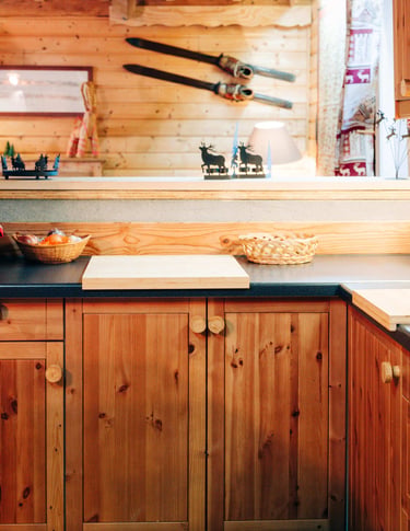 comptoir cuisine avecvue sur mur en bois et decorations