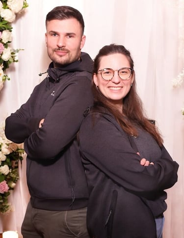 Paar gemeinsam vor der Fotobox von Partivent – echte Emotionen & Spaß