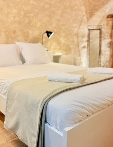 La chambre principale, profitez de la douceur de la roche pour des nuits reposantes.