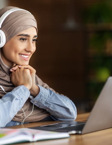 Étudiante d’Al Bayan Académie satisfaite de son apprentissage de l’arabe en ligne