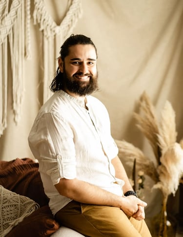 Portrait souriant de Thomas, photographe naissance Gard Papa Ours Photo