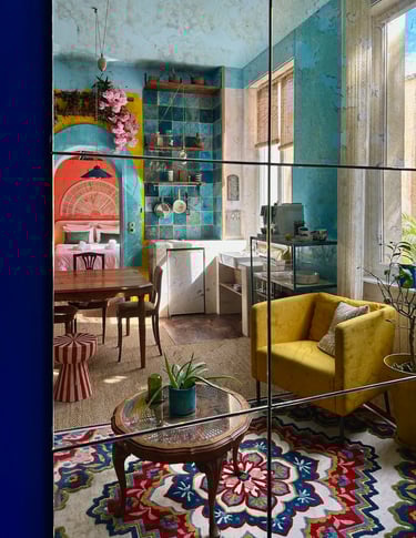 Salon et cuisine dans le reflet du miroir