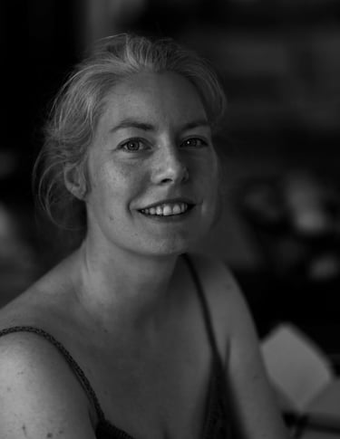 Photo en noir et blanc de Rubenia Timmerman, auteure - Avis audit site WenDev