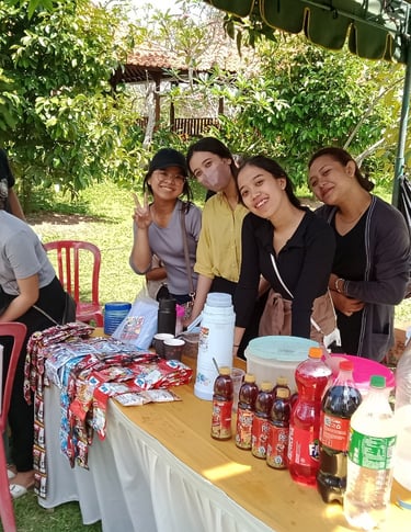 Stand OMK memberikan pelayanan pada para pemancing