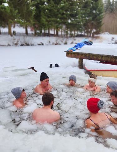 Eine Gruppe von Menschen nimmt ein gemeinsames Eisbad im Winter