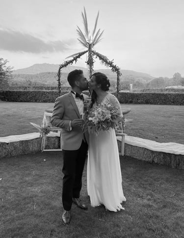 wedding couple kissing, black and white