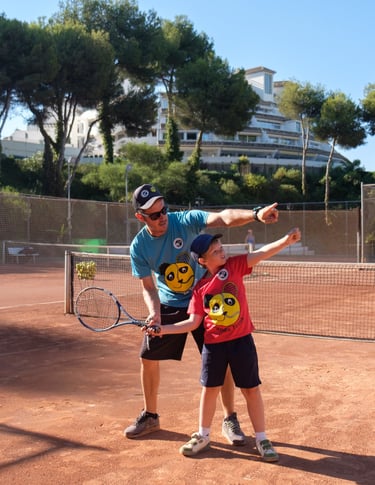 Niño con entrenador Panda Tenis, aprendiendo tenis en una pista en  Miraflores Club Tennis