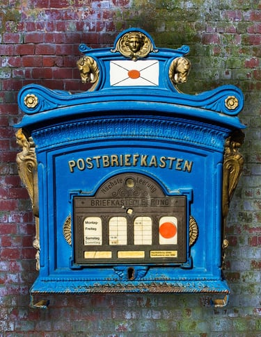Ein blauer Briefkasten