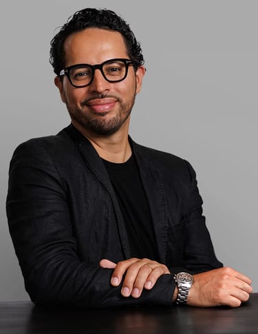 Felipe Iglesias, designer e direttore creativo specializzato in brand identity e strategia per PMI