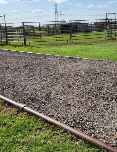 Windy Mane Ranch driveway and round pen LQ/RV parking