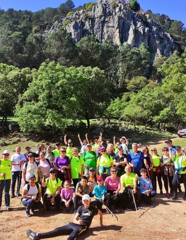 Grupo realizando una ruta de senderismo guiada en entorno natural con Guadalterra Aventura