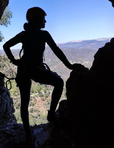 Progresión en la vía ferrata Cueva de la Ventana en Comares
