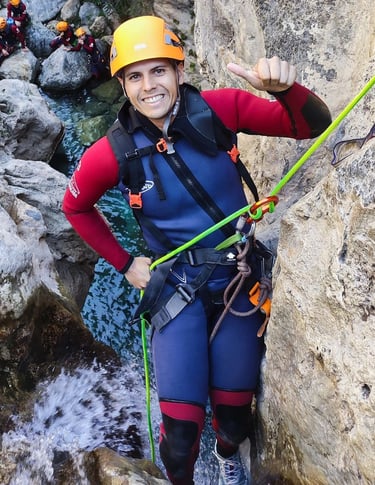 Aventurero descendiendo el barranco de Río Verde durante la actividad guiada.
