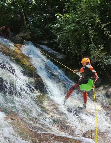 Clientes disfrutando del barranco de Zarzalones con Guadalterra Aventura